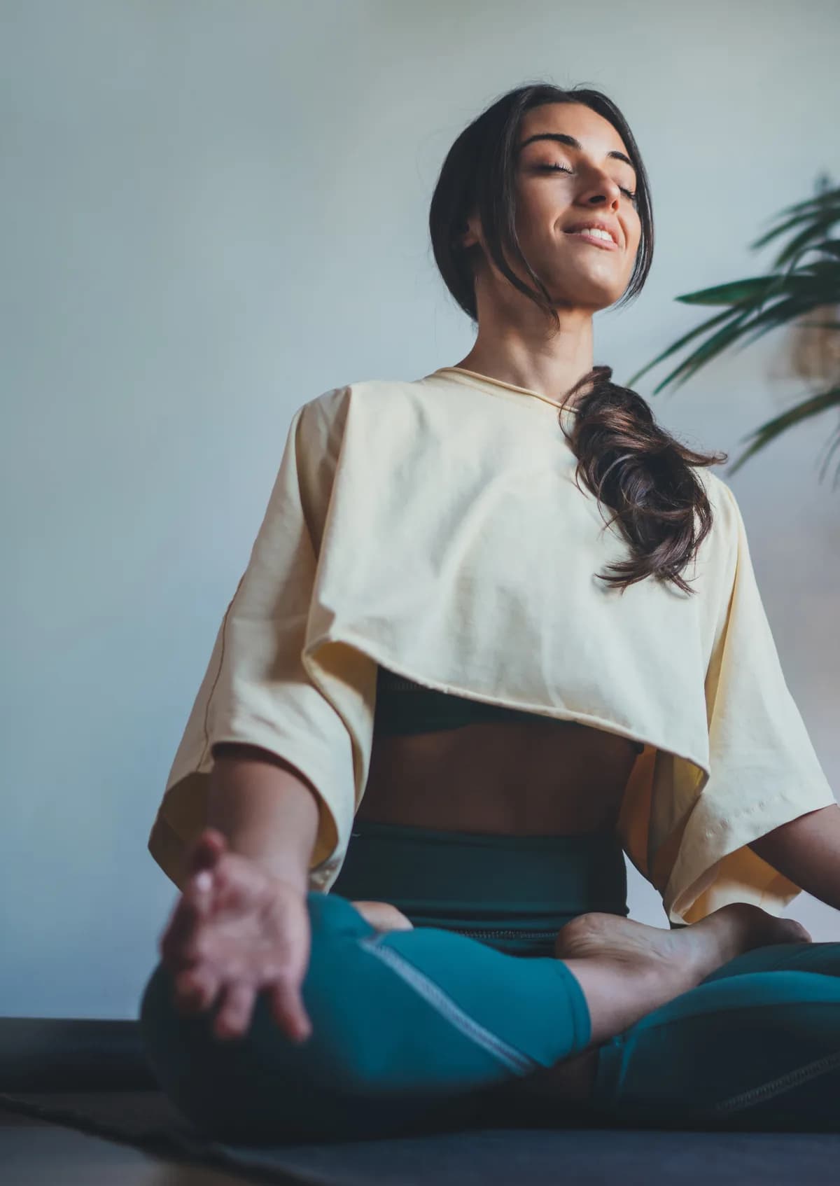 Frau bei Yoga und Meditation – Fokus und Konzentration mit ätherischen Ölen
