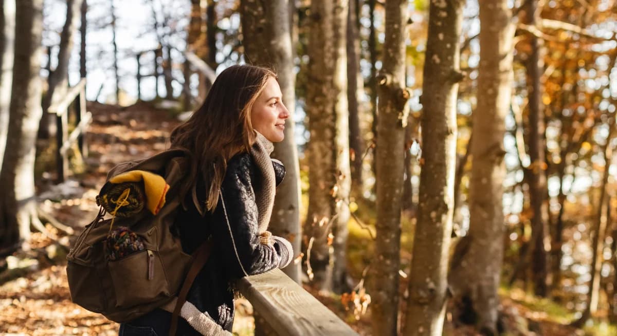 Frau beim Herbstspaziergang im Wald