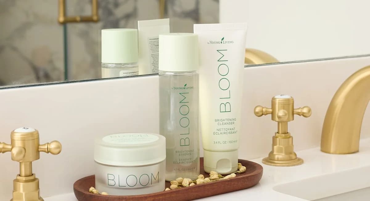 Young Living Bloom Brightening Pflegeserie im Badezimmer