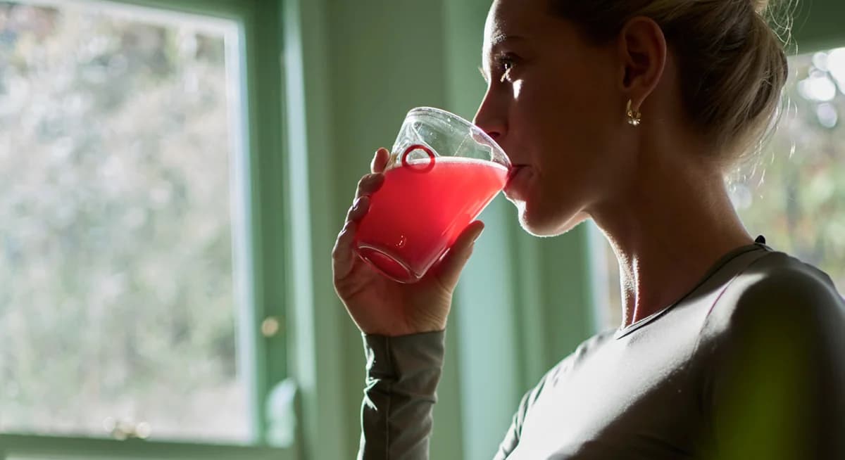 Frau trinkt NingXia Red am Fenster