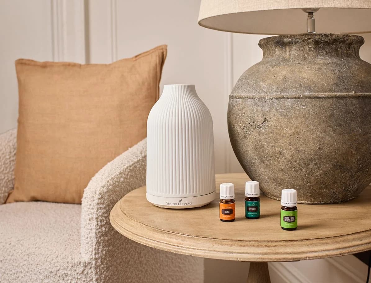 Young Living Diffuser mit ätherischen Ölen auf einem Beistelltisch